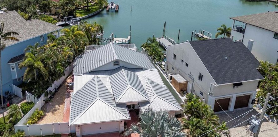 House in Saint Pete Beach, Florida 3 bedrooms, 210.7 sq.m. № 2220588