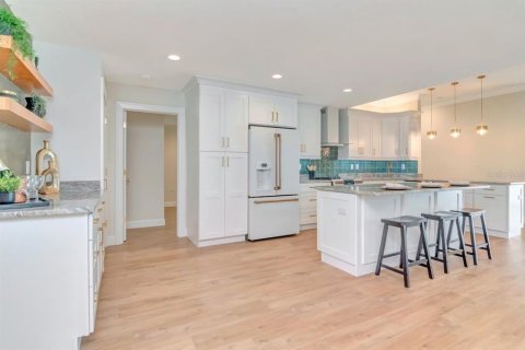 House in Saint Pete Beach, Florida 3 bedrooms, 210.7 sq.m. № 2220588 - photo 6