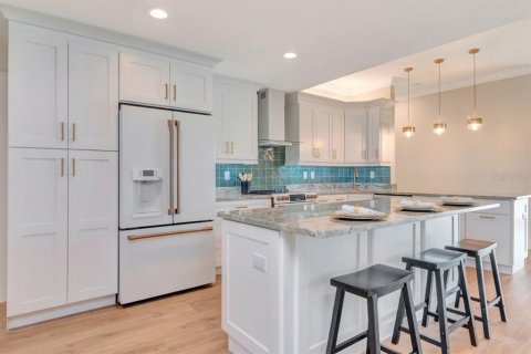 House in Saint Pete Beach, Florida 3 bedrooms, 210.7 sq.m. № 2220588 - photo 7