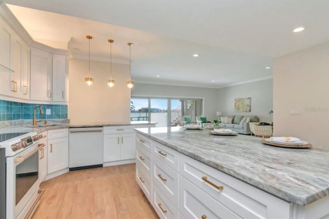 House in Saint Pete Beach, Florida 3 bedrooms, 210.7 sq.m. № 2220588 - photo 8