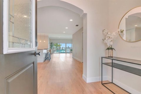 House in Saint Pete Beach, Florida 3 bedrooms, 210.7 sq.m. № 2220588 - photo 3