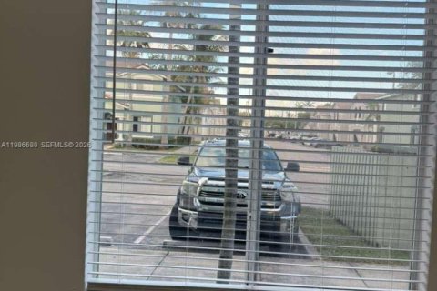 Снять в аренду таунхаус в Хомстед, Флорида 3 спальни, 132.2м2, № 2048401 - фото 22