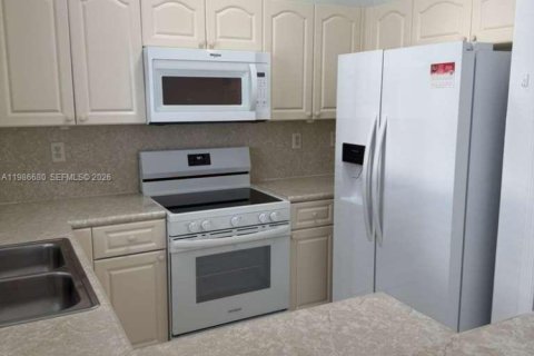 Снять в аренду таунхаус в Хомстед, Флорида 3 спальни, 132.2м2, № 2048401 - фото 3