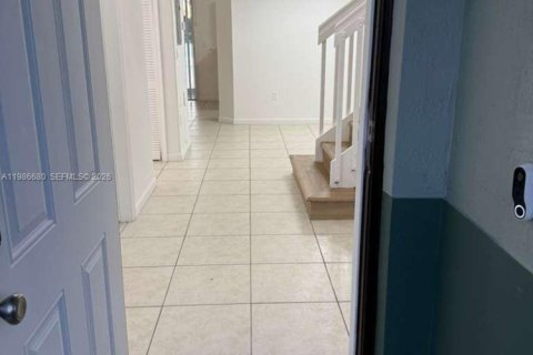 Снять в аренду таунхаус в Хомстед, Флорида 3 спальни, 132.2м2, № 2048401 - фото 28