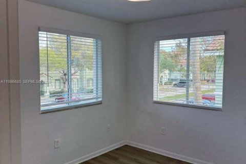 Снять в аренду таунхаус в Хомстед, Флорида 3 спальни, 132.2м2, № 2048401 - фото 6