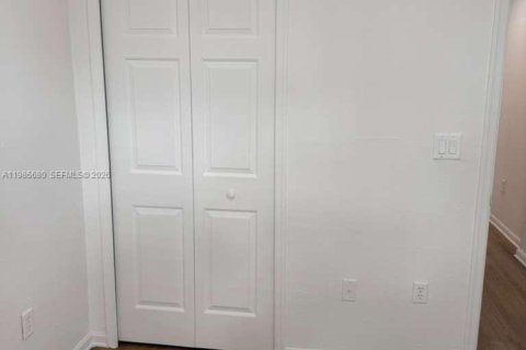 Снять в аренду таунхаус в Хомстед, Флорида 3 спальни, 132.2м2, № 2048401 - фото 12