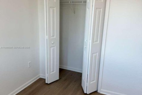 Снять в аренду таунхаус в Хомстед, Флорида 3 спальни, 132.2м2, № 2048401 - фото 7