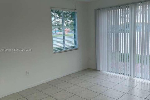 Снять в аренду таунхаус в Хомстед, Флорида 3 спальни, 132.2м2, № 2048401 - фото 4