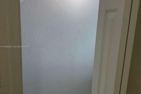 Снять в аренду таунхаус в Хомстед, Флорида 3 спальни, 132.2м2, № 2048401 - фото 26