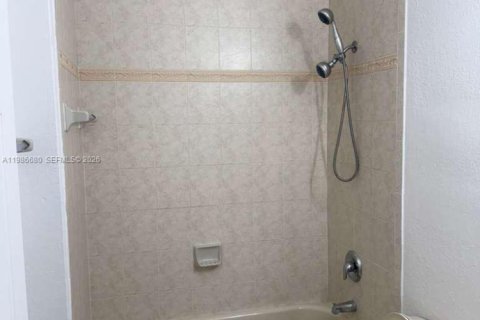 Снять в аренду таунхаус в Хомстед, Флорида 3 спальни, 132.2м2, № 2048401 - фото 20