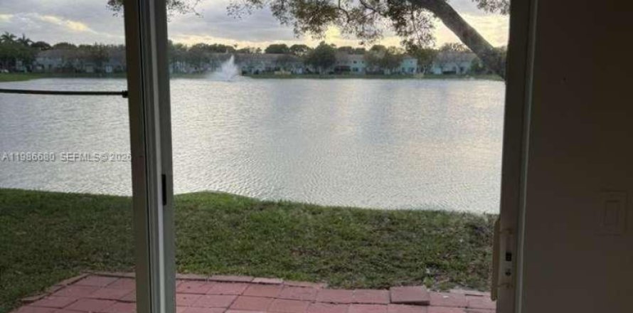 Таунхаус в Хомстед, Флорида 3 спальни, 132.2м2 № 2048401