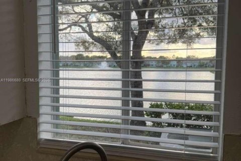 Снять в аренду таунхаус в Хомстед, Флорида 3 спальни, 132.2м2, № 2048401 - фото 25