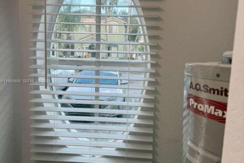 Снять в аренду таунхаус в Хомстед, Флорида 3 спальни, 132.2м2, № 2048401 - фото 27