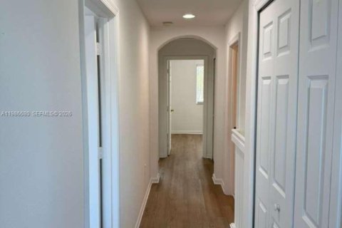 Снять в аренду таунхаус в Хомстед, Флорида 3 спальни, 132.2м2, № 2048401 - фото 5