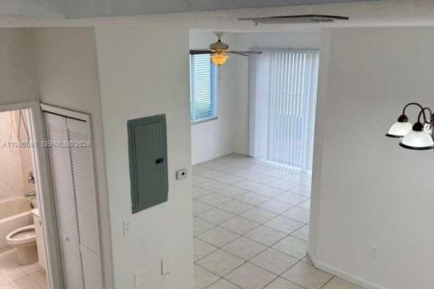 Снять в аренду таунхаус в Хомстед, Флорида 3 спальни, 132.2м2, № 2048401 - фото 19