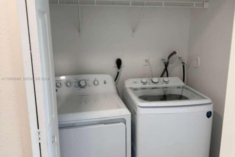 Снять в аренду таунхаус в Хомстед, Флорида 3 спальни, 132.2м2, № 2048401 - фото 8