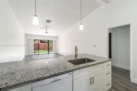 House in Plantation, Florida 2 bedrooms, 118.17 sq.m. № 1858918 - photo 4