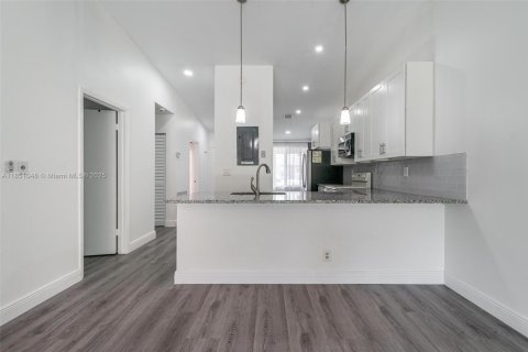 House in Plantation, Florida 2 bedrooms, 118.17 sq.m. № 1858918 - photo 2