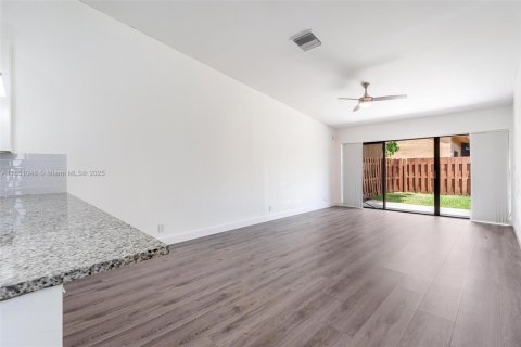 House in Plantation, Florida 2 bedrooms, 118.17 sq.m. № 1858918 - photo 11