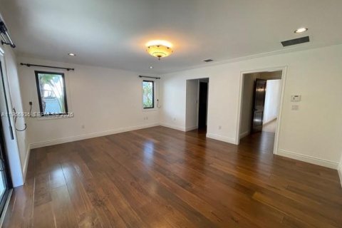 House in Coral Gables, Florida 3 bedrooms, 182.09 sq.m. № 2028546 - photo 19