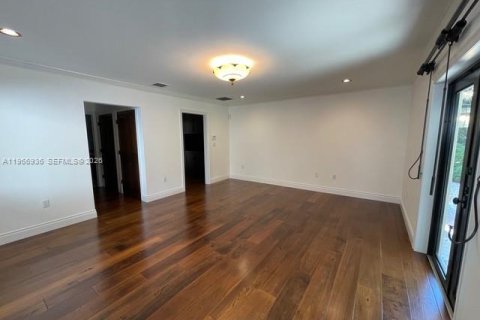 House in Coral Gables, Florida 3 bedrooms, 182.09 sq.m. № 2028546 - photo 18