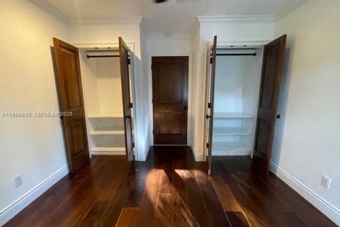 House in Coral Gables, Florida 3 bedrooms, 182.09 sq.m. № 2028546 - photo 26