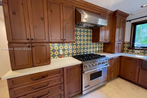 House in Coral Gables, Florida 3 bedrooms, 182.09 sq.m. № 2028546 - photo 10