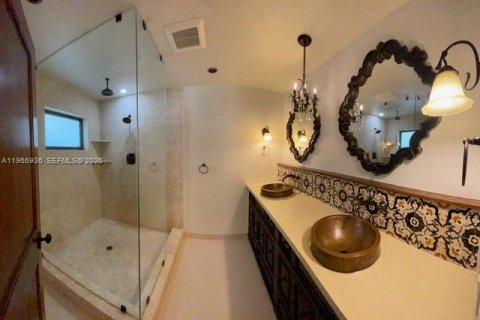 House in Coral Gables, Florida 3 bedrooms, 182.09 sq.m. № 2028546 - photo 22