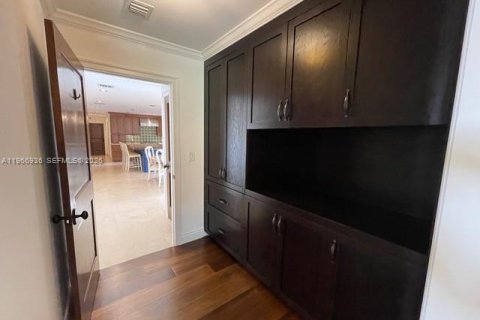 House in Coral Gables, Florida 3 bedrooms, 182.09 sq.m. № 2028546 - photo 25