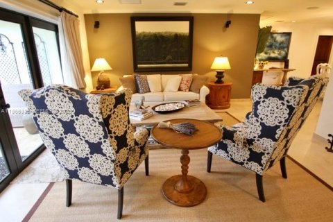 House in Coral Gables, Florida 3 bedrooms, 182.09 sq.m. № 2028546 - photo 6