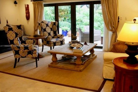 House in Coral Gables, Florida 3 bedrooms, 182.09 sq.m. № 2028546 - photo 5