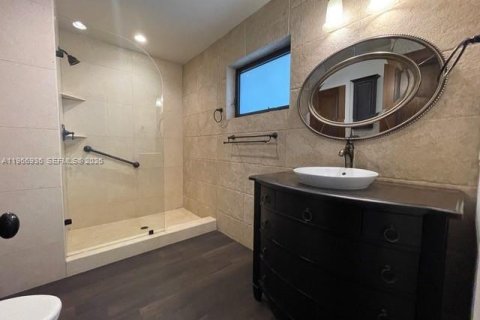 House in Coral Gables, Florida 3 bedrooms, 182.09 sq.m. № 2028546 - photo 29