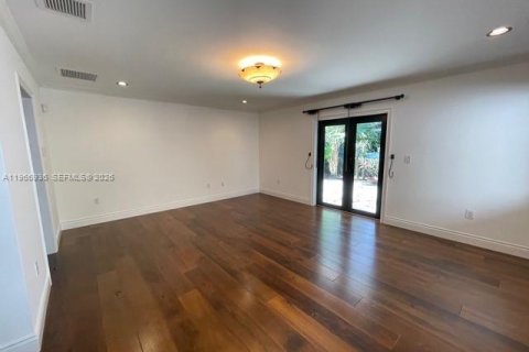 House in Coral Gables, Florida 3 bedrooms, 182.09 sq.m. № 2028546 - photo 20