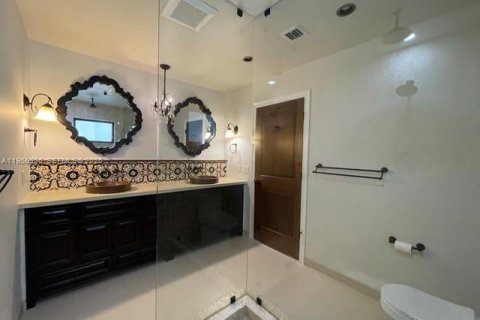 House in Coral Gables, Florida 3 bedrooms, 182.09 sq.m. № 2028546 - photo 23