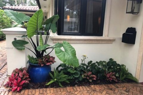 House in Coral Gables, Florida 3 bedrooms, 182.09 sq.m. № 2028546 - photo 4