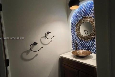 House in Coral Gables, Florida 3 bedrooms, 182.09 sq.m. № 2028546 - photo 17