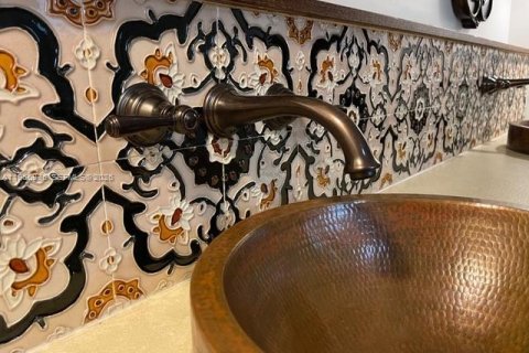 House in Coral Gables, Florida 3 bedrooms, 182.09 sq.m. № 2028546 - photo 12