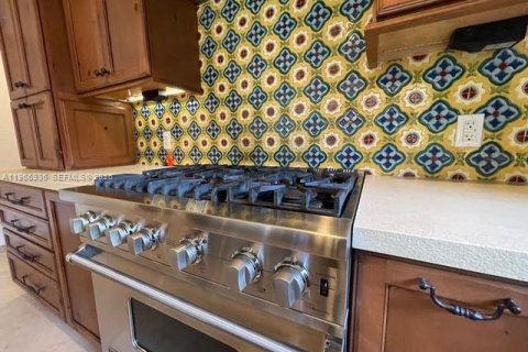 House in Coral Gables, Florida 3 bedrooms, 182.09 sq.m. № 2028546 - photo 11