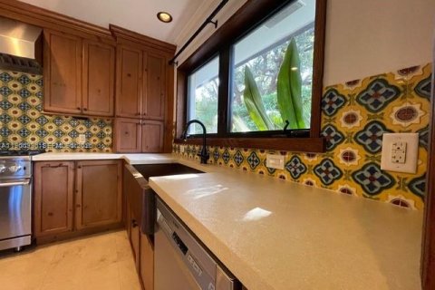 House in Coral Gables, Florida 3 bedrooms, 182.09 sq.m. № 2028546 - photo 15