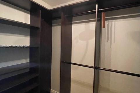 House in Coral Gables, Florida 3 bedrooms, 182.09 sq.m. № 2028546 - photo 24