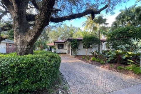 House in Coral Gables, Florida 3 bedrooms, 182.09 sq.m. № 2028546 - photo 2