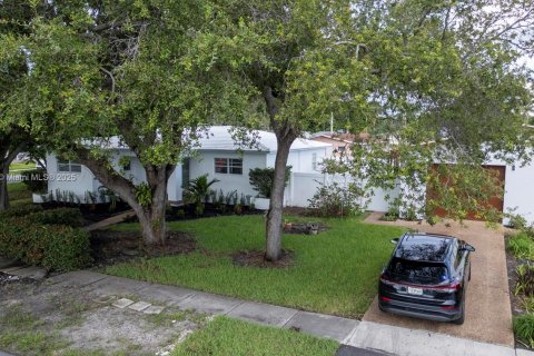 House in Dania Beach, Florida 3 bedrooms, 142.05 sq.m. № 1929928 - photo 4
