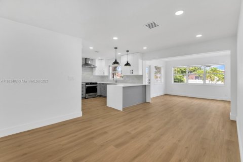 House in Dania Beach, Florida 3 bedrooms, 142.05 sq.m. № 1929928 - photo 12