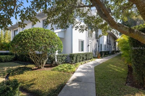 Townhouse in Winter Park, Florida 4 bedrooms, 215.25 sq.m. № 2103333 - photo 1