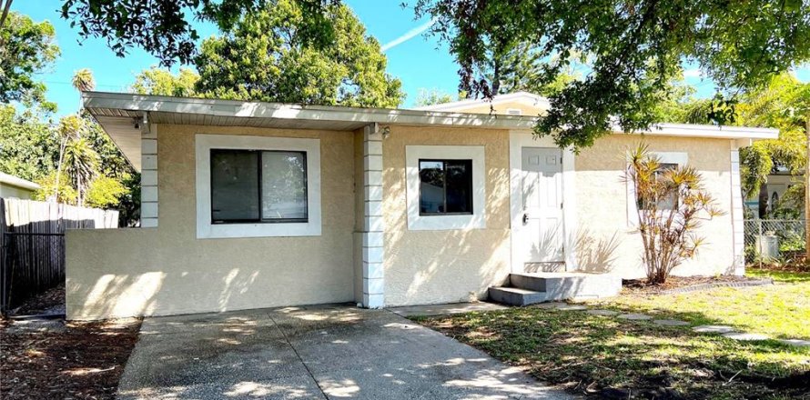 House in Gulfport, Florida 4 bedrooms, 135.73 sq.m. № 1614108