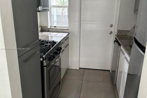 Condo in Miami Beach, Florida  № 1447864 - photo 6