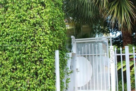 Condo in Miami Beach, Florida  № 1447864 - photo 1