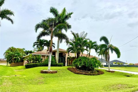 House in Cape Coral, Florida 4 bedrooms, 184.6 sq.m. № 1772187 - photo 1