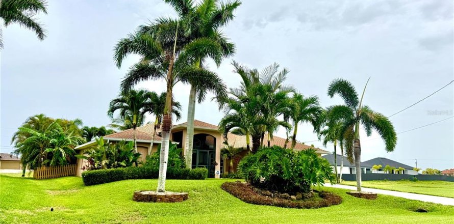 House in Cape Coral, Florida 4 bedrooms, 184.6 sq.m. № 1772187