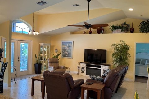 House in Cape Coral, Florida 4 bedrooms, 184.6 sq.m. № 1772187 - photo 25